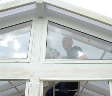 Byg selv udestue: De faste vinduer øverst i gavlen glider let Byg selv udestue: De faste vinduer øverst i gavlen glider let